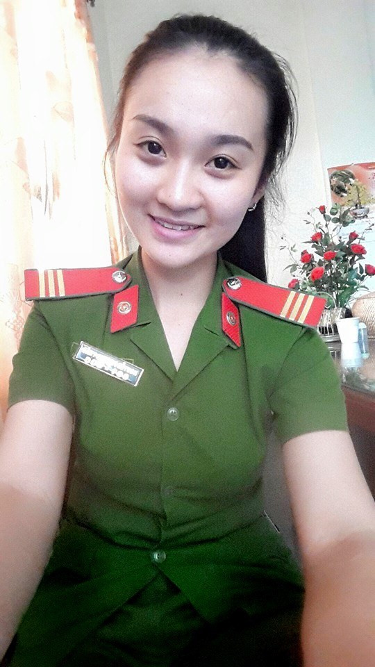 Phương Thảo sở hữu chiều cao 1m68, thân hình cân đối và có khuôn mặt mộc khá xinh đẹp, mang nhiều nét già dặn hơn tuổi 23 của mình.