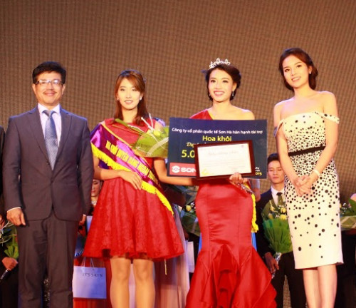 Vũ Lê Ngọc Anh, sinh năm 1995 vừa chiến thắng trong cuộc thi Duyên dáng Ngoại thương - Beauty&Charm 2015. Câu trả lời thể hiện rõ quan điểm "Ngoại hình không phải điều thiết yếu khi bạn muốn trở thành một người hoàn hảo", Ngọc Anh đã chinh phục ban giám khảo, các khán giả trong đêm chung kết cuộc thi tổ chức 2 năm một lần của trường Đại học Ngoại thương.
