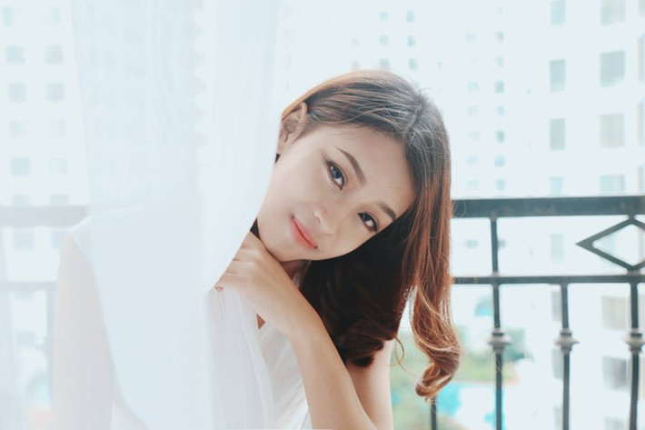 Cô gái học giỏi văn, theo đuổi ngành kinh tế và có nhiều năng khiếu với nghệ thuật sân khấu, biểu diễn... điều này càng chứng tỏ sự đa tài cùng cá tính thú vị của Tân Hoa khôi Duyên dáng Ngoại thương.