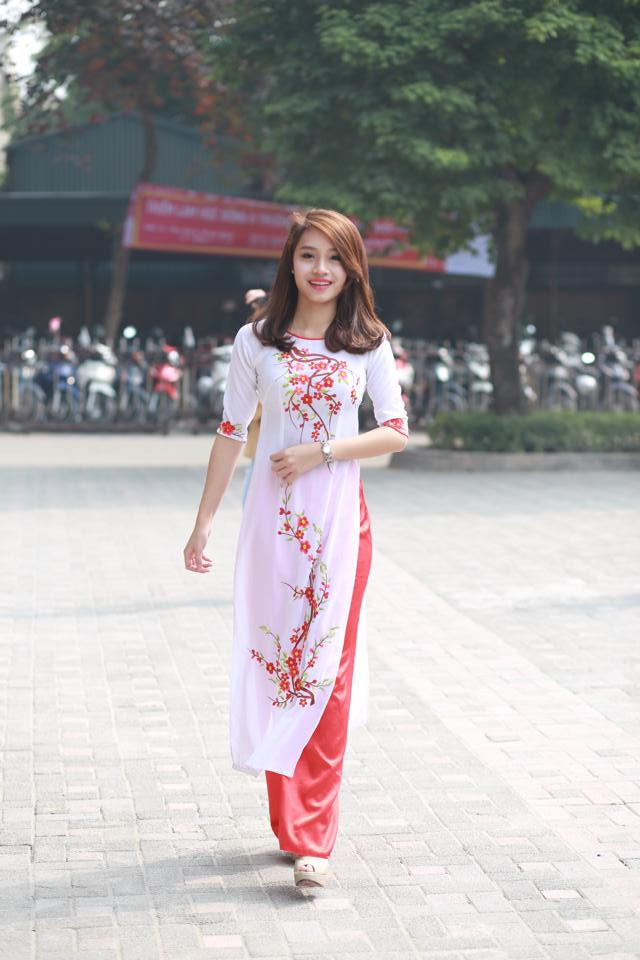 Ngoài việc học tập và những đam mê, sở thích kể trên, hiện tại Ngọc Anh cũng đang kinh doanh online để kiếm thêm thu nhập và trải nghiệm. Đang học ngành kinh tế nên việc tập tành kinh doanh với quy mô vừa và nhỏ ở hiện tại giống như một cách tích luỹ, tự thực hành và tiếp tục học hỏi của cô bạn 9X xinh đẹp.
