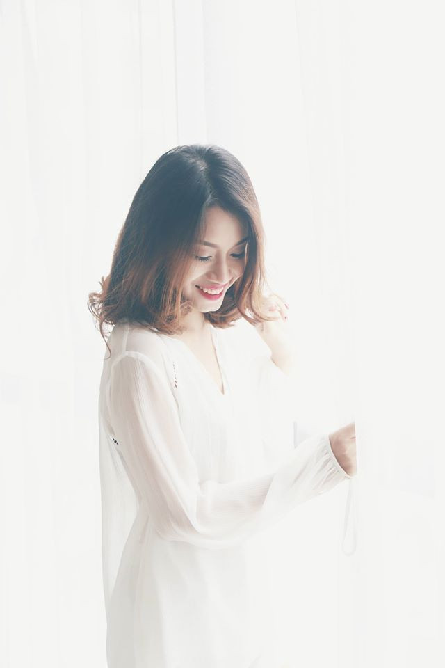 Không chỉ có thành tích học tập rất tốt, hiện tại Ngọc Anh đang là chủ tịch CLB Thời trang và MC trường Đại học Ngoại thương. Không xinh đẹp đến mức tuyệt sắc, cũng không quá long lanh như nhiều hot girl Ngoại thương khác nhưng dung mạo ưa nhìn cùng chiều cao tốt vẫn giúp cô bạn luôn tự tin và được khen ngợi.