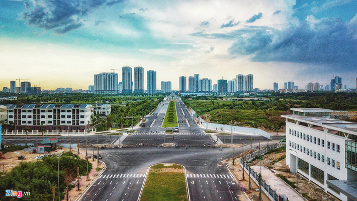 Sau khi chạy qua Starlake, trục Nguyễn Văn Huyên kéo dài sẽ đi xuyên qua chính giữa khu đô thị Ngoại giao đoàn. Khu đô thị rộng 62 ha này dành 20 ha làm trụ sở cho các đại sứ quán, phần còn lại phát triển các dự án bất động sản.