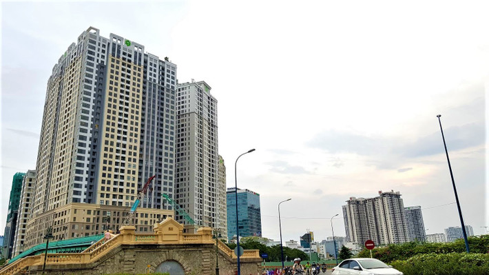 Trong 12 dự án này, 4 dự án của Novaland như Rivergate, Icon 56, Saigon Royal, The Trevor. Cụm dự án của Novaland cuối Bến Vân Đồn theo hướng về Cảng Nhà Rồng.