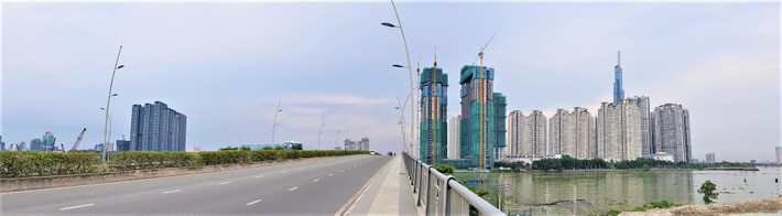 Các dự án cao ốc trên đường Nguyễn Hữu Cảnh nhìn từ cầu Thủ Thiêm.