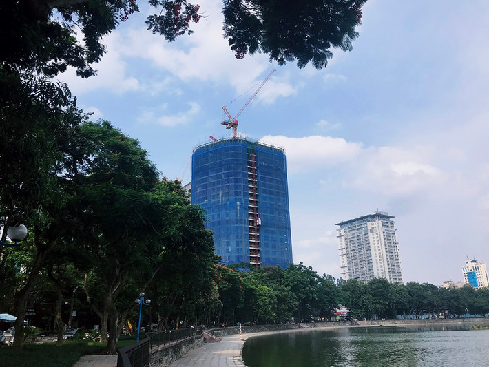 Dự án khách sạn Hà Nội Golden Lake ở B7 Giảng Võ (phường Giảng Võ, quận Ba Đình, TP Hà Nội) do Hòa Bình Group làm chủ đầu tư. Tổng vốn đầu tư dự án rơi vào gần 2.000 tỷ đồng.
