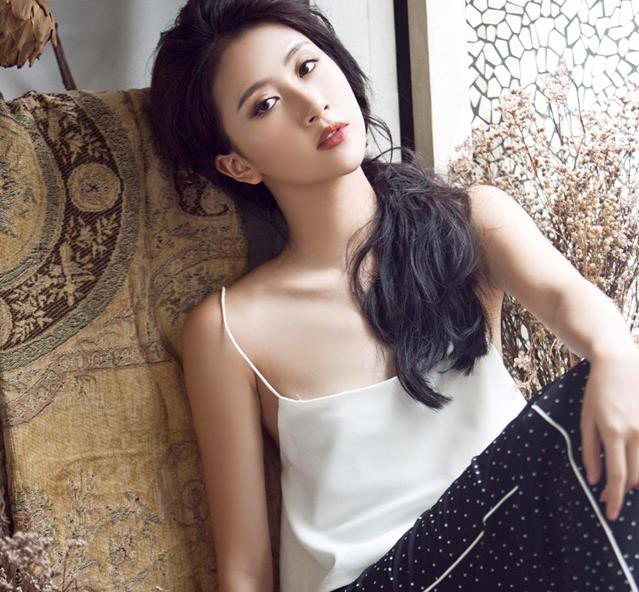 Cách tạo dáng của hot girl cũng ngày một chuyên nghiệp và tự tin hơn. Thiếu nữ không còn sử dụng những biểu cảm phồng má, chu môi phụng phịu hay hiệu ứng “mắt cười” thường xuyên nữa. Ở tuổi 20, Quỳnh Anh Shyn toát lên vẻ đẹp của sự chững chạc, kiêu sa.
