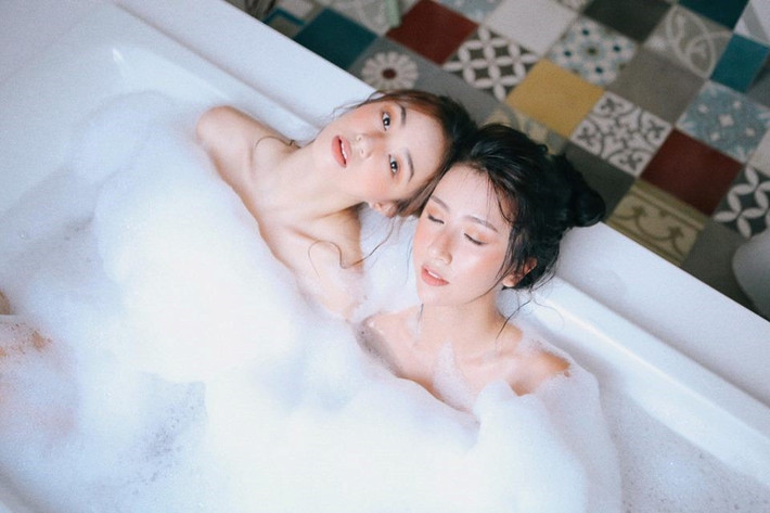 Bộ ảnh được chụp trong phòng tắm của Quỳnh Anh với cô bạn thân Salim cũng từng trở thành chủ đề gây bàn tán vào giữa năm 2016.