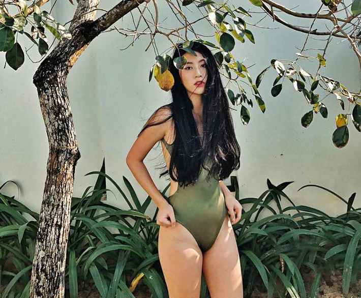 Gần đây nhất, việc Quỳnh Anh Shyn sexy trong chuyến đi du lịch Phú Quốc trở thành tâm điểm chú ý. Hình ảnh cô diện bikini táo bạo chưa từng có đã nhận được nhiều ý kiến trái chiều từ dân mạng. Người khen, kẻ chê, tuy nhiên không thể phủ nhận sức hút của hot girl “triệu like” trên mạng xã hội khiến người xem không thể rời mắt.