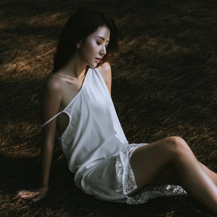 Thời trang kín đáo, dịu dàng của Quỳnh Anh cũng dần được thay thế bằng những bộ đồ bó sát, váy ren nhằm khoe vai, khoe chân đầy hờ hững, cuốn hút mà không gây phản cảm.