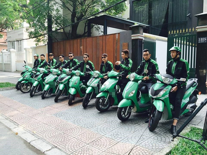 Được biết dịch vụ này được gắn mác "Premium", với đặc trưng là khách đi "xe ôm" sẽ được phục vụ bằng những chiếc xe gas, xe máy đắt tiền hoặc thậm chí là cả xe phân khối lớn. Vẫn duy trì cách thức gọi xe, tìm xe thông qua một ứng dụng trên điện thoại di động, loại hình "xe ôm công nghệ" này đang ngày một phổ biến và được ưa chuộng hơn ở Việt Nam. Ảnh: TechZ.