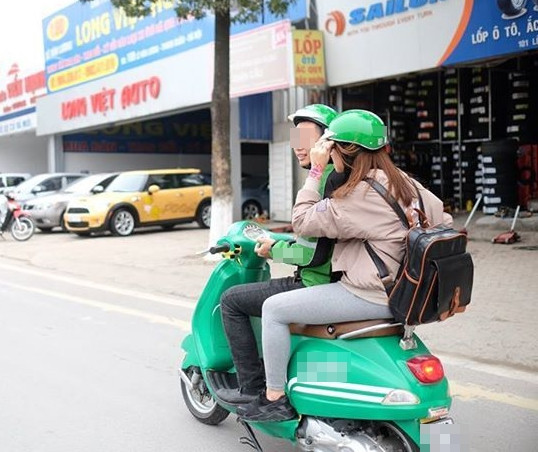Tìm hiểu kỹ hơn về bức ảnh, được biết việc sử dụng xe phân khối lớn, xe gas, xe máy hạng sang để chở khách... là một phần nằm trong khung dịch vụ mới của một công ty dịch vụ vận chuyển, chở khách rất nổi tiếng và phổ biến trong thời gian gần đây. Ảnh: NLĐ.