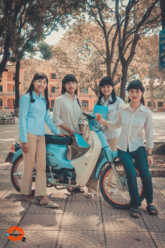 Chỉ mới xuất hiện vài giờ trên mạng, thế nhưng bộ ảnh của con gái lớp 12A9 trường THPT Việt Yên số 1 (TP. Bắc Giang) đã khiến cư dân mạng "phát cuồng" và không tin vào mắt mình về độ chân thực của những tấm ảnh.