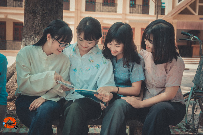 Nhiếp ảnh gia Kun Mon, người thực hiện bộ ảnh cho biết: "Cách đây khoảng 2 tuần mình có dọn nhà, tình cờ thấy tấm ảnh của anh mình cũng lớn tuổi rồi chụp ngày xưa với bạn, toàn quần loe rồi dép lê nhìn buồn lắm. Thế là mình nảy ra ý tưởng chụp này.