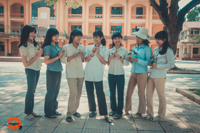 "Bộ ảnh vừa ra mắt thì bọn mình đã nhận được rất nhiều lời khen từ bạn bè thầy cô về sự độc đáo trong ý tưởng và cầu kì trong trang phục. Nhưng vui nhất là khi cho bố mẹ xem thì ai nấy đều rất vui vẻ, thậm chí còn cùng nhau ngồi lại ôn kỉ niệm xưa nữa. Đó là thành công lớn nhất của bọn mình khi có được bộ ảnh đẹp, lại còn giúp phụ huynh nhìn được chính mình ngày xưa qua những tấm ảnh nữa".