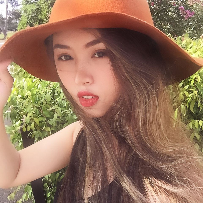 Chiếc cằm V-line và những đường nét đậm chất Tây âu của Phương Thúy làm nhiều người mê mệt. Ảnh: FBNV.
