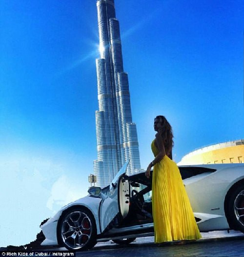Các bức ảnh cho thấy những đứa trẻ con nhà giàu ở Dubai thường xuyên khoe dáng, khi thì trên bể bơi sân thượng, khi thì ngồi trên du thuyền. Các cô nàng có lúc lại tự tin khoe chiếc Ferrari nổi bật của mình hay những món đồ hàng hiệu mà ai cũng thèm khát.