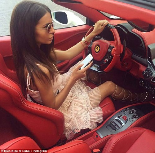 Tài khoản Instagram "The Rich Kids of Dubai" - Hội con nhà giàu Dubai đã thu hút 158.000 người theo dõi, sau khi các công tử, tiểu thư con nhà giàu phô trương những chiếc siêu xe, du thuyền sang trọng và thể hiện cuộc sống sang trọng bậc nhất ở Các tiểu vương quốc Ả rập thống nhất.