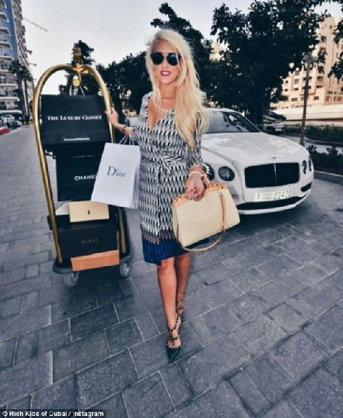 Đi shopping và thu về toàn hàng hiệu đã không còn là việc xa lạ với những đứa trẻ con nhà giàu Dubai.