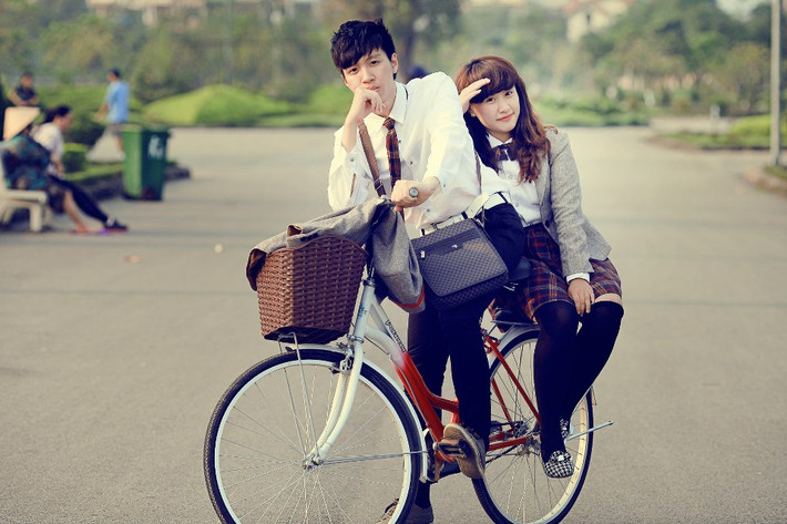 Bức ảnh đáng yêu của chàng hot boy đồng phục Lê Minh Phong bên cô bạn gái xinh đẹp.