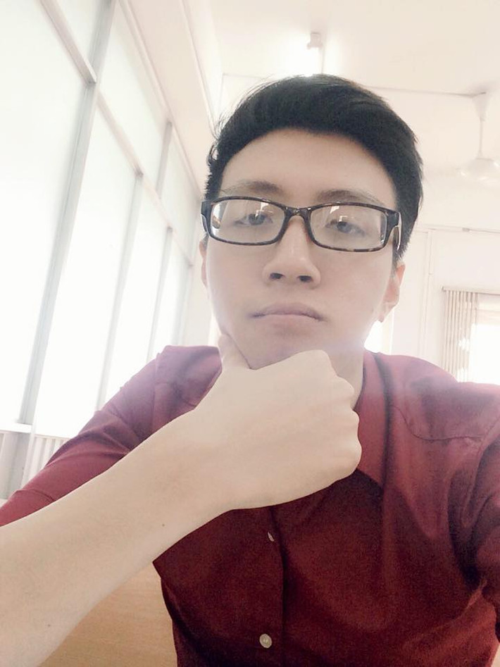 Minh Phong cũng tập tành kinh doanh từ những năm học phổ thông khi bán những món đồ lưu niệm dễ thương cho học trò. Cậu chàng chắt chiu từng đồng lãi để thực hiện những kế hoạch, dự định riêng của bản thân cũng như để học hỏi, tích lũy thêm kinh nghiệm trong tương lai.
