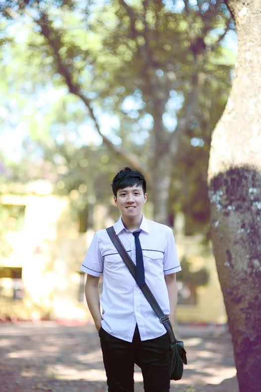 Trong nhiều bức ảnh của mình, Minh Phong trông rất thư sinh, bảnh trai và hiền lành trong bộ đồng phục học sinh. Làn da trắng, kiểu tóc gọn gàng nhưng vẫn khá "ngầu" cùng nụ cười duyên khiến anh chàng nhanh chóng "ăn điểm" với các cô gái. Được biết, dù đã học đại học nhưng đồng phục học sinh vẫn là một trang phục mà Minh Phong rất yêu thích.