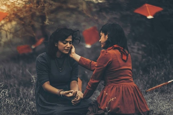 Bộ ảnh của Arjun Kamth có nhiều hình ảnh mang ý nghĩa tượng trưng. Chiếc tủ nơi hai cô gái bước ra tượng trưng cho góc tối, “thế giới ngầm” nơi những bạn trẻ đồng tính ở Ấn Độ vẫn ngày ngày im lặng, gặm nhấm nỗi buồn khi bị kỳ thị hoặc thiếu sự cảm thông.
