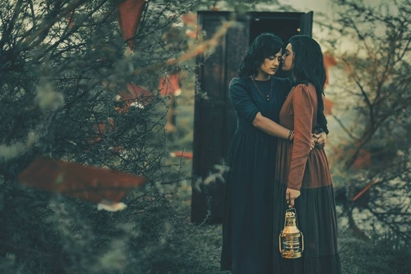 Được biết, bạn trẻ thuộc cộng đồng LGBT ở Ấn Độ hiện nay vẫn phải chịu đựng, đối diện với sự khắt khe, kỳ thị của cộng đồng. Những bạn trẻ đồng tính, dị tính ở Ấn Độ luôn rất khó công khai giới tính thật của mình với gia đình, xã hội hay cả những người yêu thương, thấu hiểu mình nhất.
