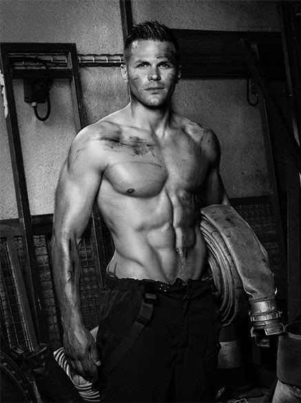 Hot boy lính cứu hỏa vô cùng điển trai.