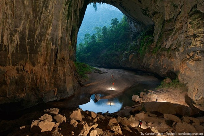Hang Sơn Đoòng, Vườn quốc gia Phong Nha- Kẻ Bàng, Quảng Bình: Chỉ được phát hiện kể từ năm 2010, đây là quần thể hang động lớn nhất thế giới. Cảnh quan nơi đây thực sự tuyệt đẹp và ấn tượng, là cả một thế giới ngầm dưới lòng đất với rừng nhiệt đới, sông suối, thác nước, hệ thực vật và hóa thạch, ngọc trai hang động - tinh thể Calcite. Ảnh: Carsten Peter.