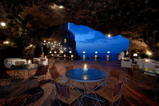 Grotta Palazzese, Polignano a Mare, Italy: Làng chài ở Polignano a Mare là một điểm đến ven biển rất thú vị ở Italy. Những nhà hàng được xây dựng bên trong những hang động bên bờ biển rất hấp dẫn để du khách. Ảnh: Grotta Palazzese.