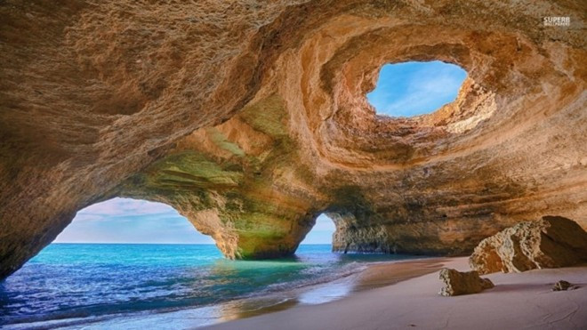 Hang động ở Algarve, Bồ Đào Nha: Phía nam của Bồ Đào Nha có bờ biển đặc biệt, với rất nhiều hang động bằng đá vôi. Du khách có thể lựa chọn các tour du lịch bằng thuyền, trong đó có bãi biển Ponta Da Piedade nổi tiếng với những ngọn tháp sa thạch, mà chỉ có thể được khám phá trọn vẹn từ dưới nước. Ảnh: Superb Wallpapers.