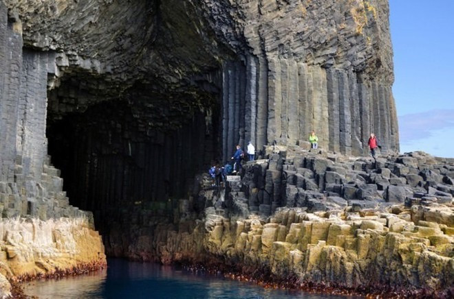 Hang Fingal, Scotland: Hang động là một kỳ quan thiên nhiên thực sự. Các cấu trúc tự nhiên do các cột đá bazan lục giác được hình thành từ những dòng dung nham cách đây hàng nghìn năm. Ảnh: F. David Carmona López.
