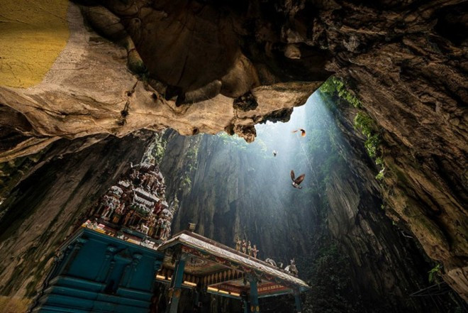 Hang Batu, Gombak, Malaysia: Hang động là một địa danh linh thiêng nổi tiếng, với nhiều đền chùa bên trong. Bên cạnh vẻ đẹp tự nhiên nổi bật, các đền thờ và tượng thần Hindu mạ vàng cao lớn bên trong hang tạo cho du khách những trải nghiệm bí ẩn khó tả. Ảnh: Danny Xeero.