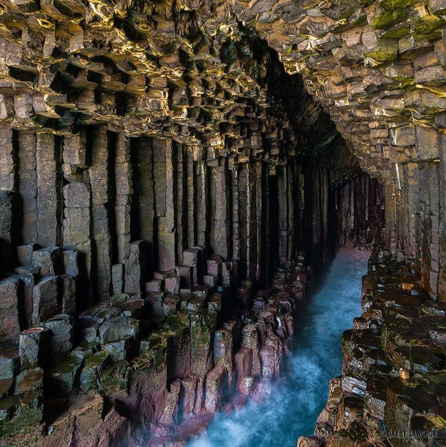 Người dân bản địa gọi tên hang động này này Melodic Cave (Hang Giai Điệu) do những tiếng vang được tạo ra từ những cơn sóng phát ra trong hang. Chính những âm thanh kỳ quái phát ra khiến ta liên tưởng tới âm thanh của nhà thờ, còn là niềm cảm hứng sáng tác cho rất nhiều những nghệ sĩ, nhà thơ, nhà soạn nhạc… Ảnh: Darby Sawchuk.