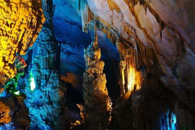 Hang Sơn Đoòng của Việt Nam được chuyên trang du lịch bụi của Mỹ Placestoseeinyourlifetime xếp hạng nhất trong danh sách 10 hang động đẹp nhất thế giới. Đứng ở vị trí thứ 10 là hang Reed Flute, Quế Lâm, Quảng Tây, Trung Quốc: Đây là hang động đá vôi tự nhiên rất lớn, điểm tham quan hấp dẫn và nổi tiếng lâu đời tại Trung Quốc. Hiện nay bên trong hang được lắp đặt hệ thống đèn điện nhiều màu, tạo nên cảnh quan rực rỡ. Ảnh: Placestoseeinyourlifetime.