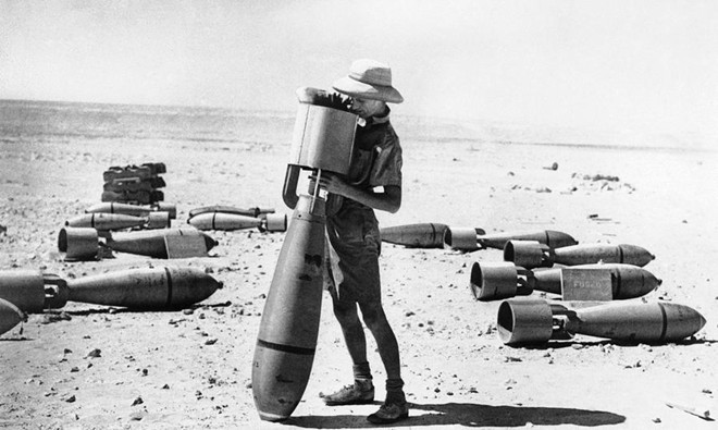 Một binh sĩ của Không quân Hoàng gia Anh đang chuẩn bị những vỏ bom ngày 24/10/1940. Số vũ khí này được sử dụng trong chiến dịch không kích các căn cứ của phát xít Italy ở châu Phi. Họ chưa nạp nhiên liệu vào bom cho đến khi phát động tấn công.