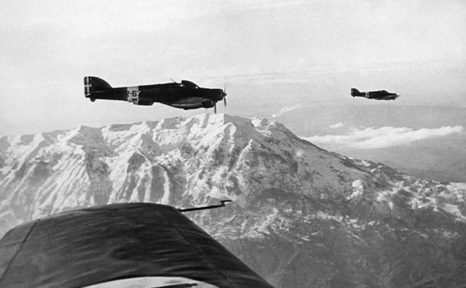 Các máy bay ném bom Italy bay về biên giới Albania và Hy Lạp ngày 9/1/1941. Từ biên giới Albania, phát xít Italy phát động chiến tranh xâm lược Hy Lạp ngày 28/10/1940.