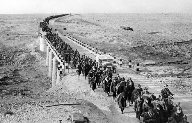 Tù binh Italy rời cảng Bardia ngày 5/2/1941. Sau nhiều tháng giao tranh, quân đội Anh đã chiếm cảng Bardia vốn là một căn cứ quan trọng của phát xít Italy. Anh bắt hơn 38.000 tù binh người Italy, trong đó có 4 sĩ quan cấp tướng, và nhiều vũ khí.