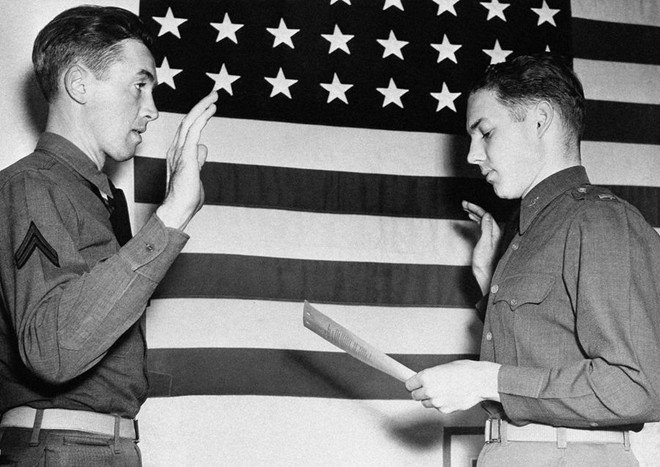 Jimmy Stewart (trái) tuyên thệ trung thành khi gia nhập quân đội ở căn cứ Moffett, California, ngày 1/1/1941. Ông Stewart từng là ngôi sao điện ảnh Hollywood nổi tiếng thời bấy giờ.