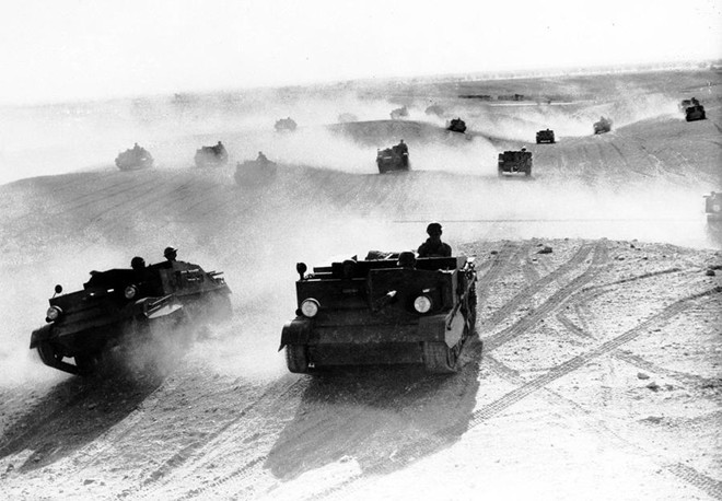 Đội chiến xa của quân đội Australia đi qua một sa mạc của Ai Cập tháng 1/1941. Họ tập trung binh sĩ và khí giới để chuẩn bị cho chiến dịch quân sự của phe Đồng minh tại Bắc Phi.