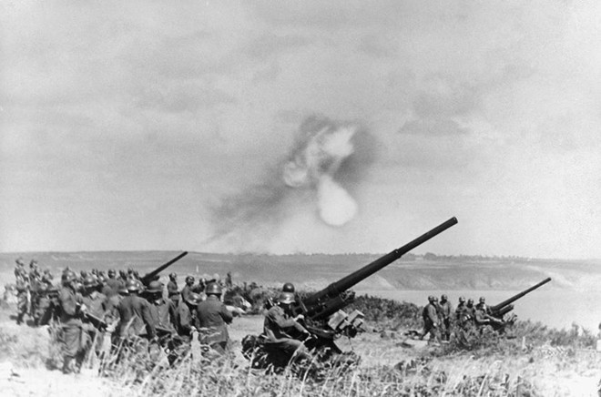 Lính Đức bắn súng phòng không ở dọc bờ biển Channel của Pháp ngày 19/1/1941.