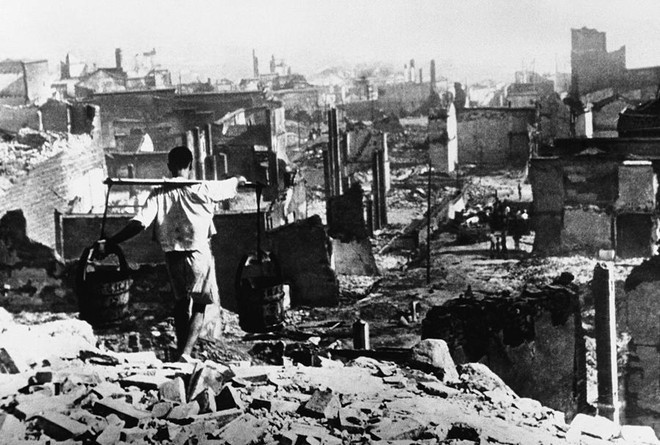 Ảnh chụp thành phố Trùng Khánh ngày 10/8/1940 hoang tàn sau những trận ném bom của máy bay Nhật Bản.