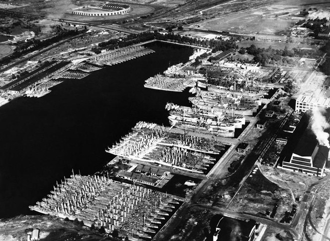 Những tàu chiến Mỹ đậu ở căn cứ hải quân tại Vịnh Back, thành phố Philadelphia ngày 28/10/1940. Mỹ triển khai các tàu này đi hỗ trợ quân đội các nước trong phe Đồng minh.