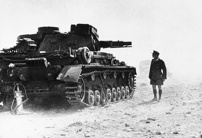 Một xe tăng Panzer IV trong đoàn lính viễn chinh của Đức tại sa mạc Libya ngày 14/4/1941.