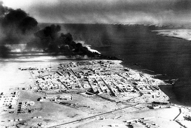 Toàn cảnh thành phố Tobruk, Libya trong trận chiến giữa quân phát xít Italy với quân đội phe Đồng minh năm 1941. Khói bốc lên từ những trạm xăng bị phóng hỏa.