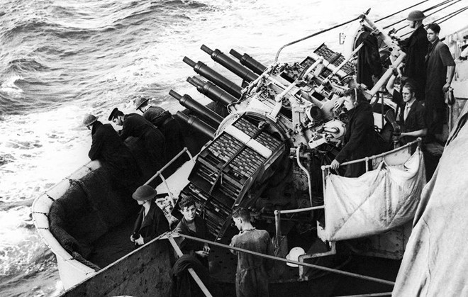 Tàu chiến của Hải quân Anh ở ngoài khơi cảng Bardia, Libya, trong chiến dịch ngày 21/6/1940.