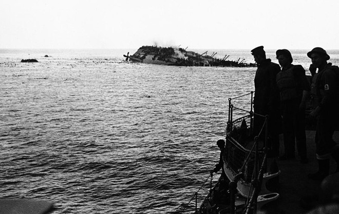 Cảnh tượng bi kịch khi tàu Lancastria chìm ngày 3/8/1940. Đây là tàu dùng để sơ tán công dân Anh và binh sĩ Pháp. Một máy bay Junkers 88 của Đức đã ném bom con tàu không lâu sau khi rời bến. Lancastria chìm hoàn toàn trong khoảng 20 phút. Người ta chỉ cứu sống 2.477 người. Hơn 4.000 nạn nhân còn lại có thể đã thiệt mạng vì trúng bom hoặc chết chìm.