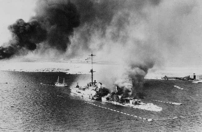 Một tàu chiến Italy bốc cháy gần cảng Tobruk sau khi trúng bom từ máy bay của quân đội Anh ngày 18/2/1941.