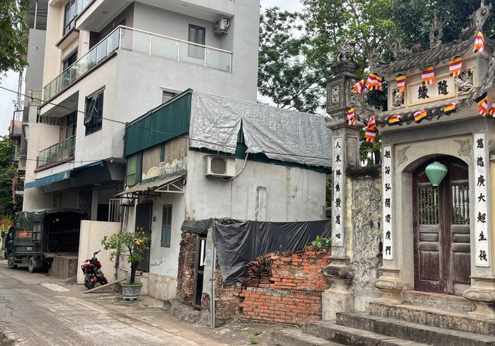 “Năm 2006, trước khi khởi công xây dựng Tam quan chùa, có 5 hộ dân đã lấn chiếm và sử dụng đất chùa. Trụ trì chùa, Ban lễ hội, vãi chưởng của tất cả các thôn, các cụ 2 giới cùng xây dựng đã làm đơn kiến nghị với tất cả các cơ quan chức năng. Sau đó, các hộ dân lấn chiếm đất chùa đã bị cưỡng chế phá dỡ, riêng có hộ gia đình bà Đỗ Thị Hiền cố tình tái lấn chiếm”, Trụ trì chùa Linh Thông Thích Diệu Phúc thông tin.