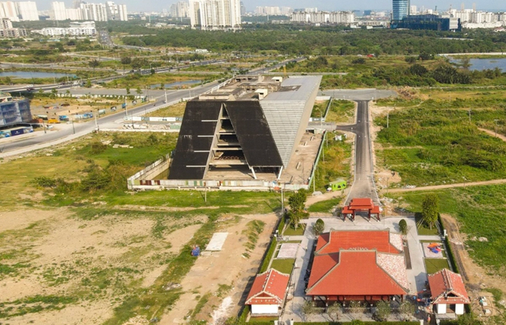 Dự án trung tâm triển lãm quy hoạch TP.HCM, trước đây do BQL xây dựng trung tâm triển lãm quy hoạch thuộc Sở Quy hoạch - Kiến trúc TP.HCM làm chủ đầu tư, với số vốn khoảng 800 tỷ đồng. (Ảnh: Dân Trí).